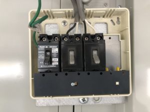 愛知県弥富市の屋外資材置き場オフィスにて分電盤の取付電気工事
