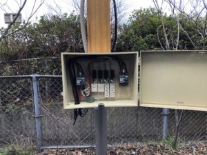 愛知県清須市の仮設現場にて仮設電源（動力・電灯）の引込電気工事（仮設用分電盤取付）